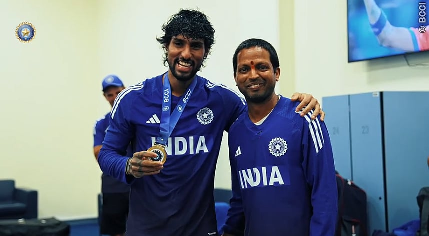 Video: ಪಾಕ್ ಪಂದ್ಯದ ಬಳಿಕ ತಿಲಕ್ ವರ್ಮಾ ಕನ್ನಡಿಗ ದಿವಗಿ ಕಾಲಿಗೆ ಬಿದ್ದಿದ್ದೇಕೆ?