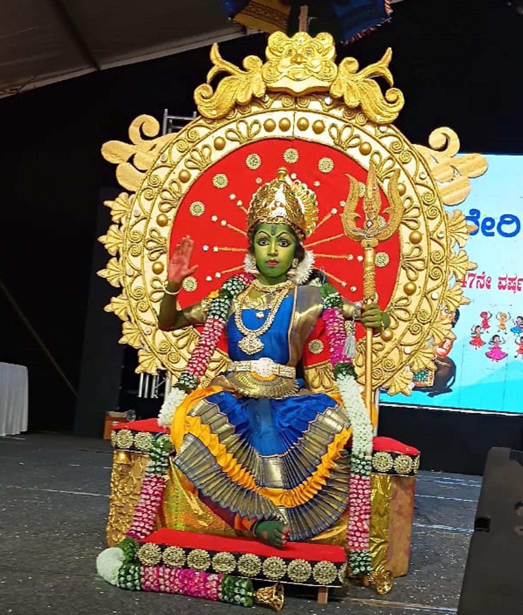  ಬಾಲಕಿಯಿಂದ ಚಾಮುಂಡೇಶ್ವರಿ ವೇಷ 