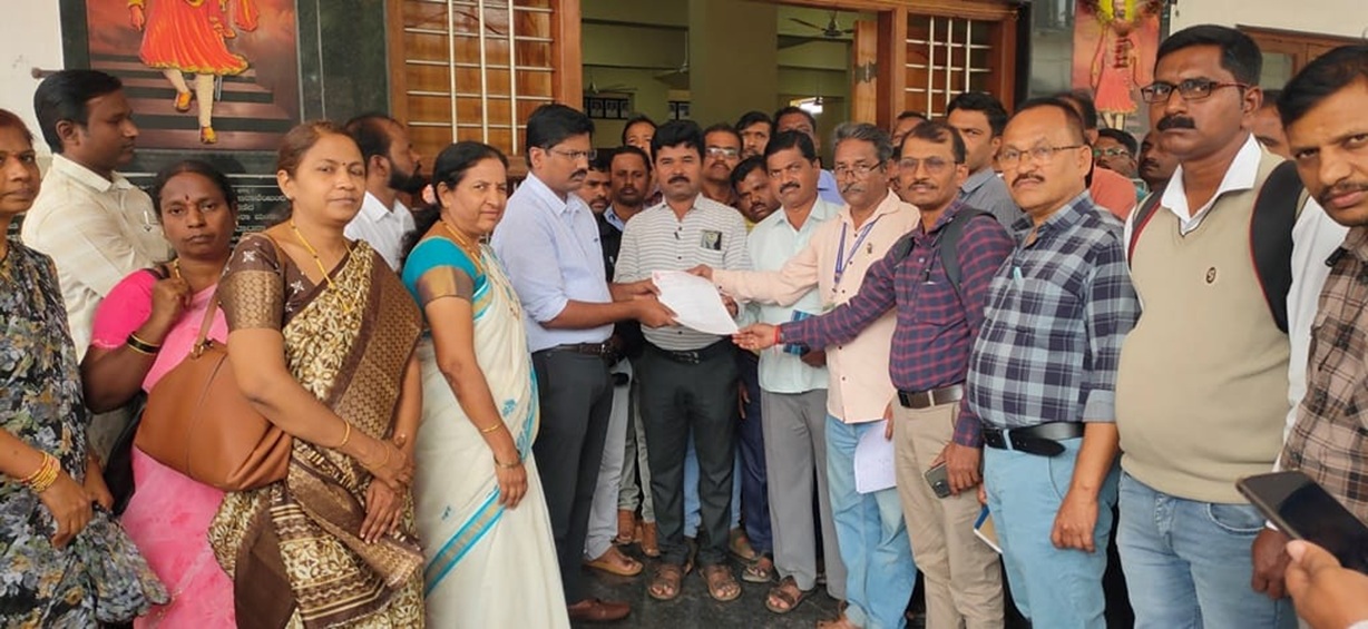 ಸಮೀಕ್ಷೆಯಲ್ಲಿನ ಸಮಸ್ಯೆಗಳನ್ನು ಬಗೆಹರಿಸುವಂತೆ ಆಗ್ರಹಿಸಿ ಮುಂಡಗೋಡ ತಾಲ್ಲೂಕು ಪ್ರಾಥಮಿಕ ಶಾಲಾ ಶಿಕ್ಷಕರ ಸಂಘದ ಸದಸ್ಯರು ತಹಶೀಲ್ದಾರ್‌ ಶಂಕರ ಗೌಡಿ ಅವರಿಗೆ ಮನವಿ ನೀಡಿದರು