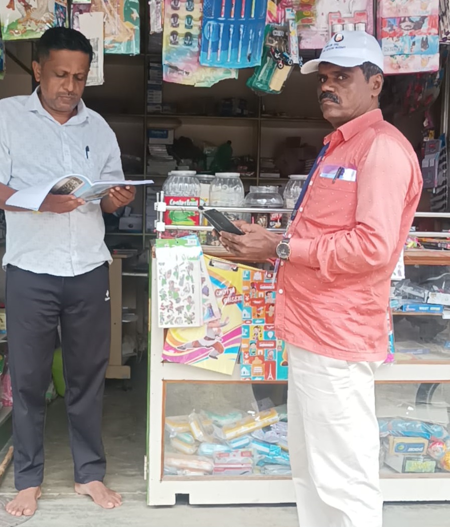 ರಾಮನಗರ ತಾಲ್ಲೂಕಿನ ಬಿಡದಿಯಲ್ಲಿ ಅಂಗಡಿ ಮಾಲೀಕರೊಬ್ಬರಿಂದ ಮಾಹಿತಿ ಸಂಗ್ರಹಿಸಿದ ಸಮೀಕ್ಷೆದಾರ