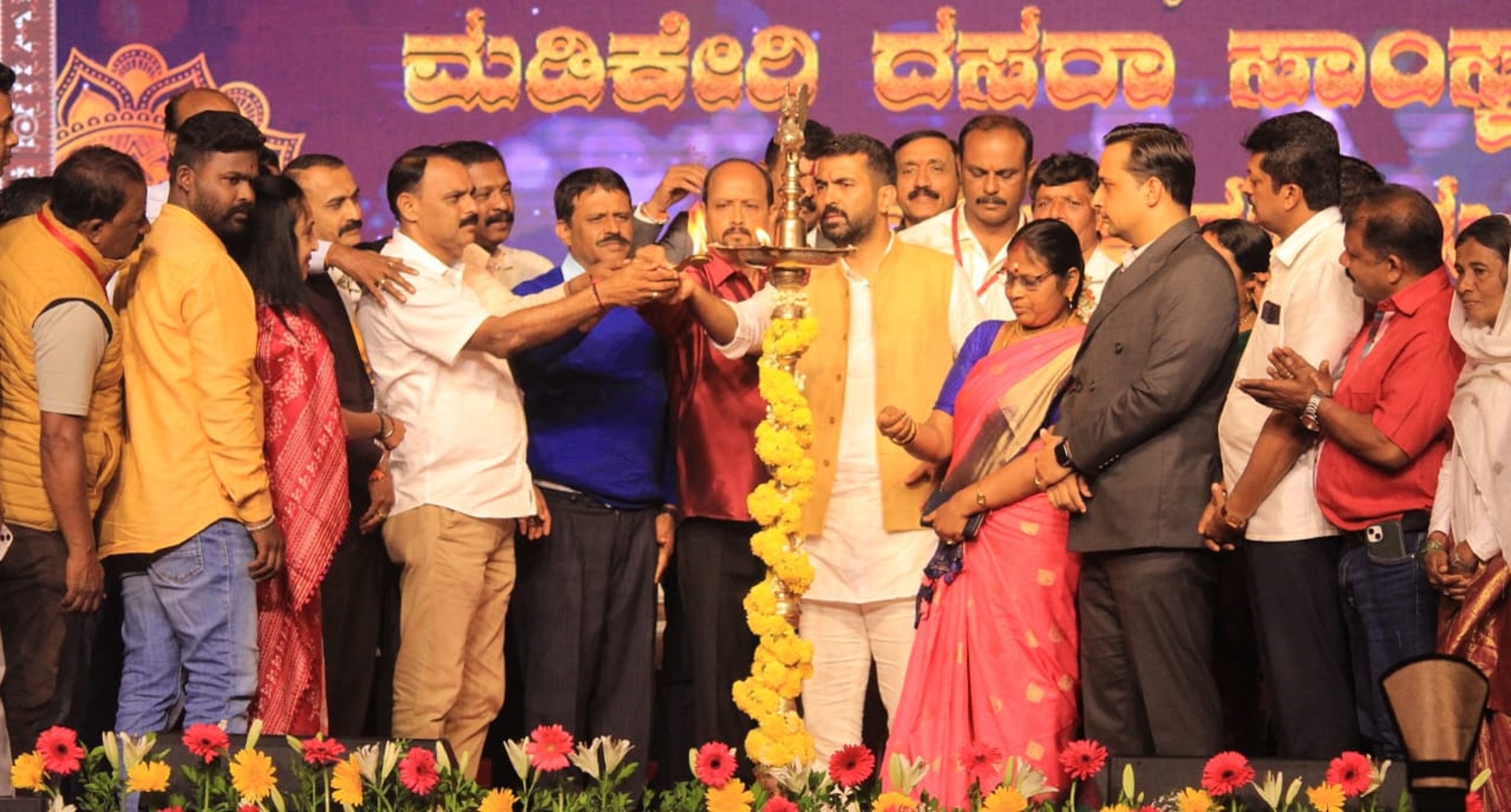 ಮಡಿಕೇರಿಯ ಗಾಂಧಿ ಮೈದಾನದಲ್ಲಿ ಮಂಗಳವಾರ ನಡೆದ ದಸರಾ ಸಾಂಸ್ಕೃತಿಕ ಕಾರ್ಯಕ್ರಮಗಳನ್ನು ಶಾಸಕ ಡಾ.ಮಂತರ್‌ಗೌಡ ಉದ್ಘಾಟಿಸಿದರು