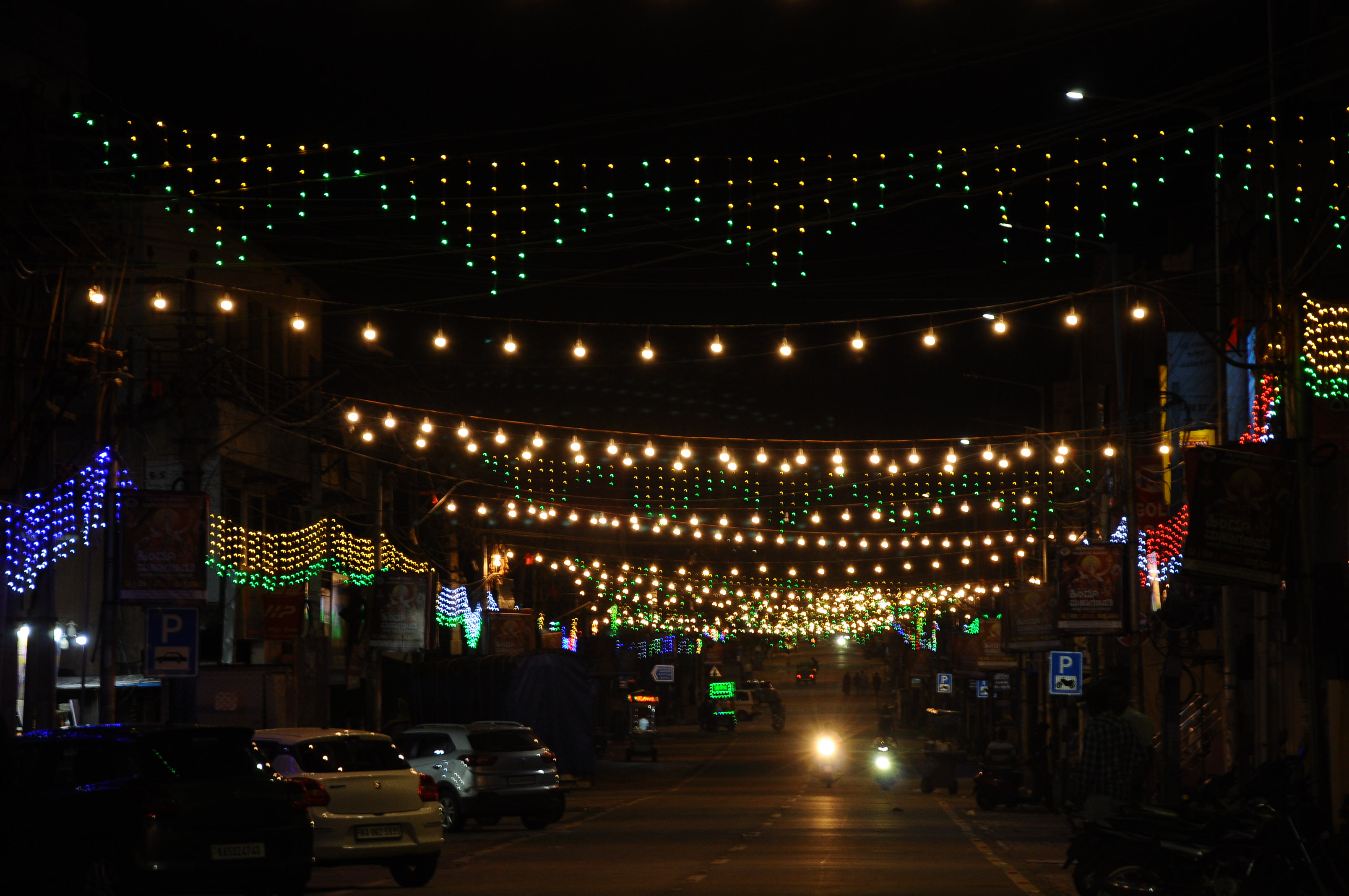 ದೀಪಗಳಿಂದ ಕಂಗೊಳಿಸುತ್ತಿರುವ ಎಂ.ಜಿ.ರಸ್ತೆ