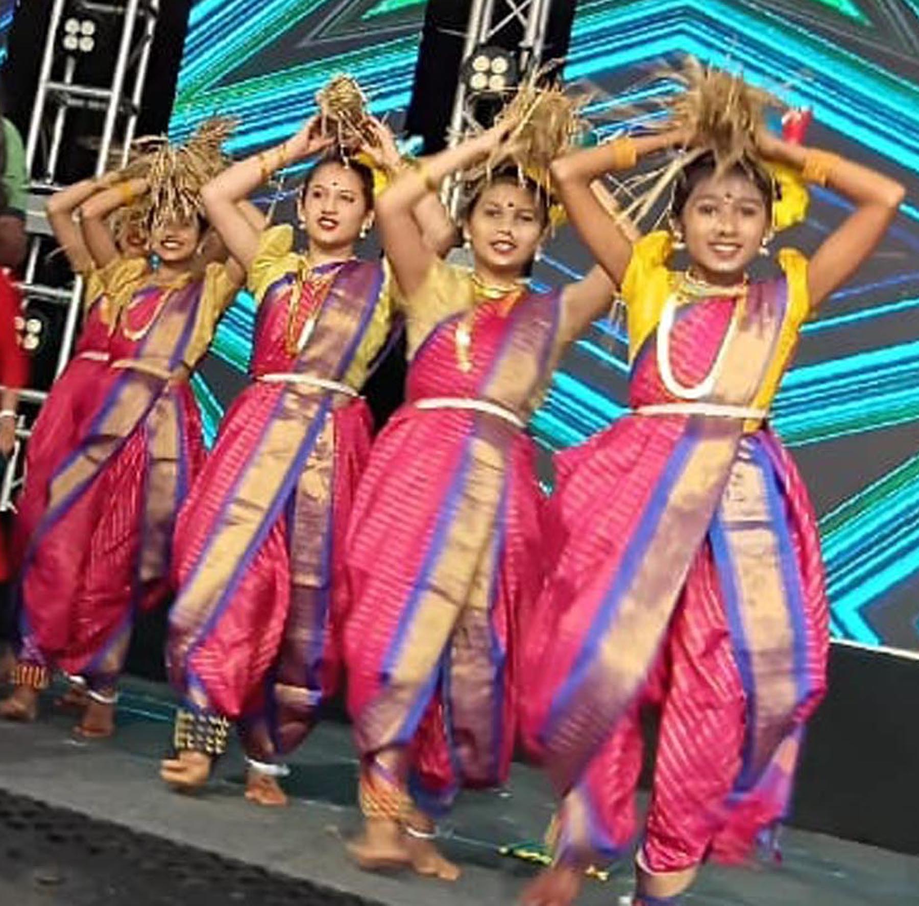 ಬಾಲಕಿಯರ ಜನಪದ ನೃತ್ಯದ ಸೊಗಸು