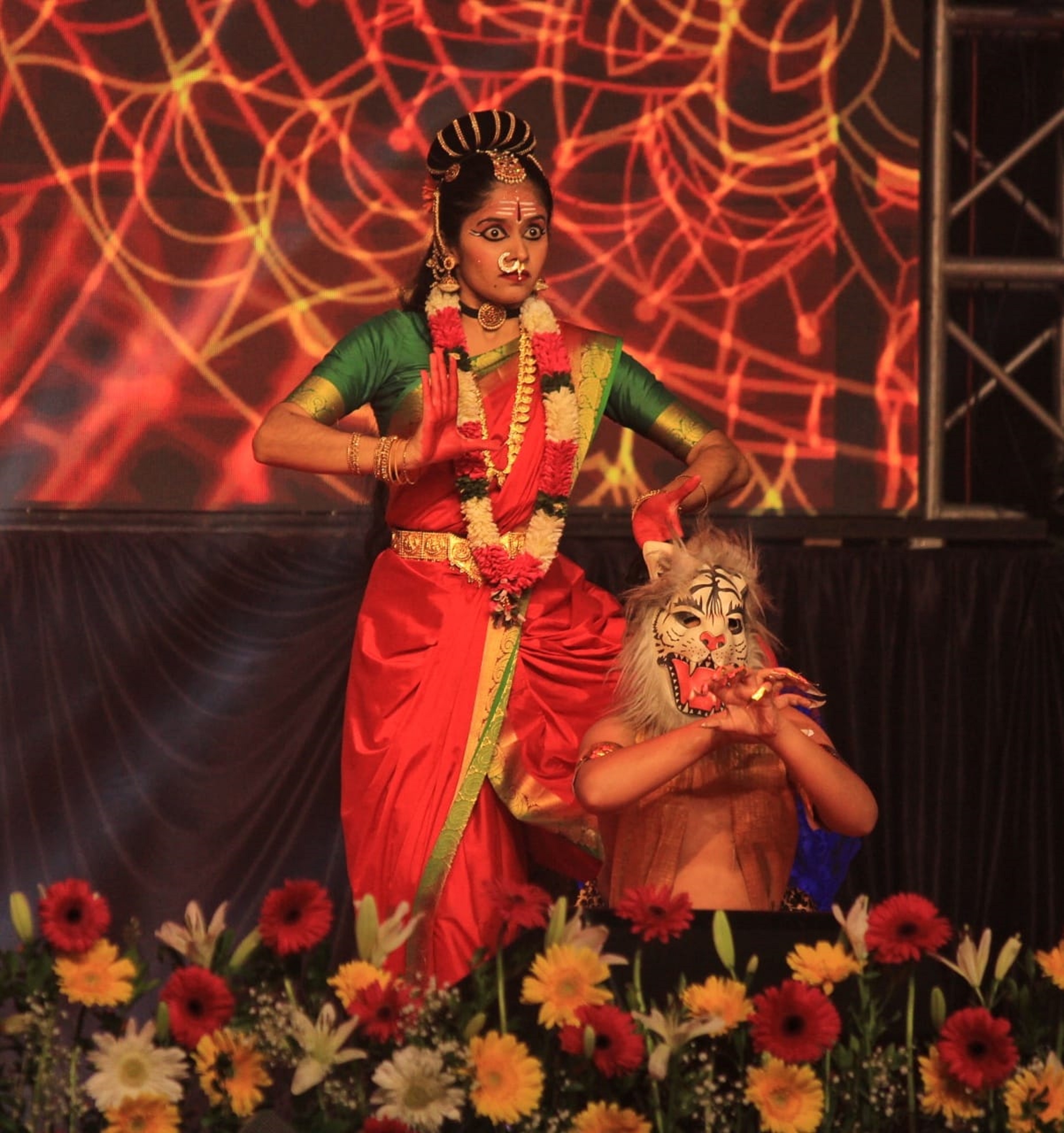 ಮಡಿಕೇರಿಯ ಗಾಂಧಿ ಮೈದಾನದಲ್ಲಿ ಮಂಗಳವಾರ ನಡೆದ ದಸರಾ ಸಾಂಸ್ಕೃತಿಕ ಕಾರ್ಯಕ್ರಮಗಳಲ್ಲಿ ಕುಶಾಲನಗರದ ನೃತ್ಯ ಲಹರಿ ತಂಡದವರು ‘ಮಹಿಷಮರ್ಧನಿ’ ನೃತ್ಯರೂಪಕವನ್ನು ಪ್ರಸ್ತುತಪಡಿಸಿದರು