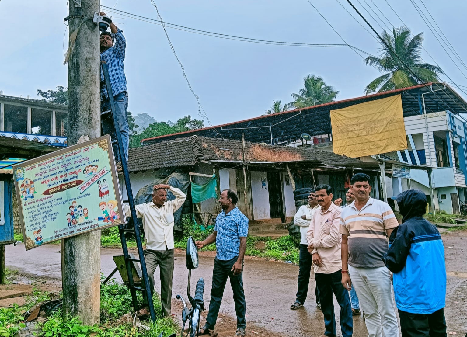 ಸೊರಬ ತಾಲ್ಲೂಕಿನ ಚಂದ್ರಗುತ್ತಿ‌ ಗ್ರಾಮ ಪಂಚಾಯಿತಿ ವ್ಯಾಪ್ತಿಯಲ್ಲಿ ಸಿ.ಸಿ. ಟಿವಿ ಕ್ಯಾಮೆರಾ ಅಳವಡಿಕೆ ಮಾಡಿದ ಸಿಬ್ಬಂದಿ