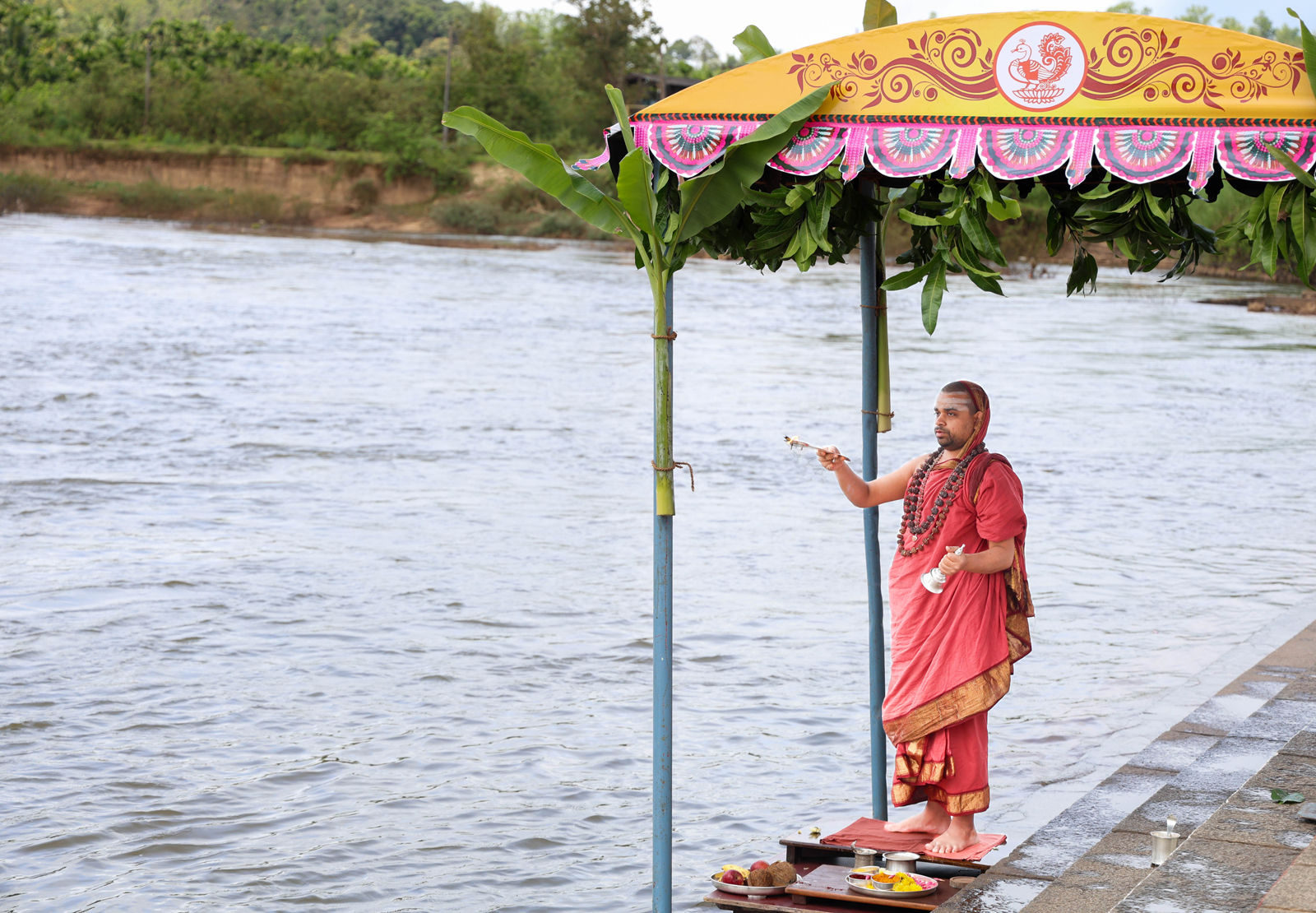 ಶರನ್ನವರಾತ್ರಿಯ ಪ್ರಯುಕ್ತ ಮಠದ ಗುರುಗಳಾದ ವಿಧುಶೇಖರಭಾರತೀ ಸ್ವಾಮೀಜಿ ತುಂಗಾನದಿಗೆ ಪೂಜೆ ಸಲ್ಲಿಸಿದರು