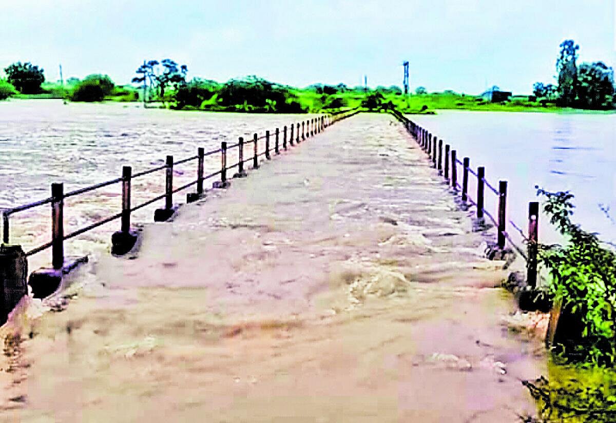 Karnataka Rains | ನದಿ ಹರಿವು ಹೆಚ್ಚಳ: ಸಂಪರ್ಕ ಕಡಿತ