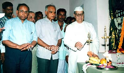 ಕಾರ್ಯಕ್ರಮವೊಂದರಲ್ಲಿ ಗಣ್ಯರೊಂದಿಗೆ ಭೈರಪ್ಪ