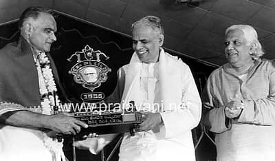 ಮಾಸ್ತಿ ಪ್ರಶಸ್ತಿ ಸ್ವೀಕರಿಸುತ್ತಿರುವುದು