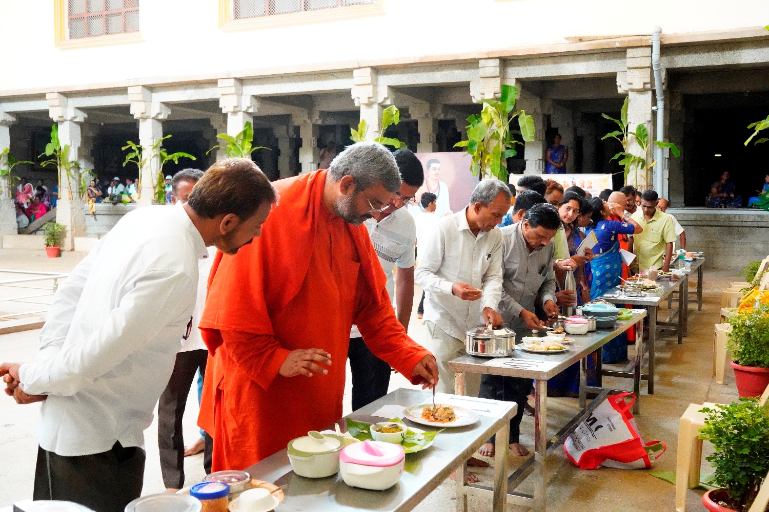 ಸಿರಿಧಾನ್ಯಗಳ ಅಡುಗೆ ಸ್ಪರ್ಧೆ ವೇಳೆ ಬಸವಕುಮಾರ ಸ್ವಾಮೀಜಿ ಅಡುಗೆಯ ರುಚಿ ನೋಡಿದರು