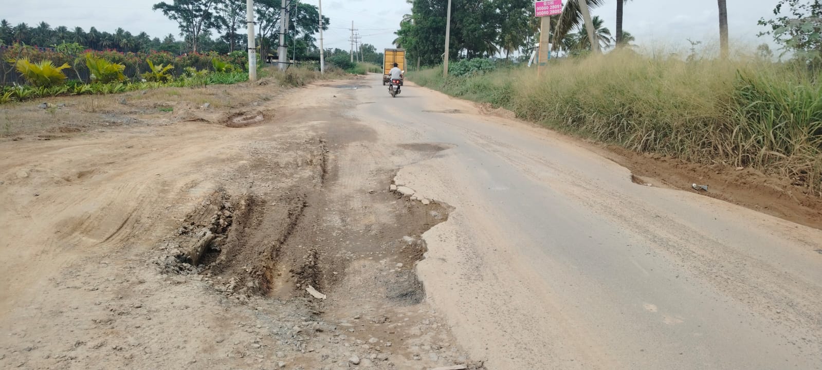 ಬೆಳ್ಳೆಕೆರೆ ದಂಡೆಯ ಮೇಲಿನ ರಸ್ತೆಯ ಗುಂಡಿ