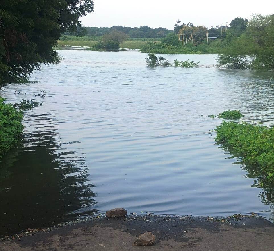 ಸಂಗಮ-ಖೇಡ ಮಧ್ಯದ ಸೇತುವೆ ಮುಳುಗಡೆಯಾಗಿರುವುದು 