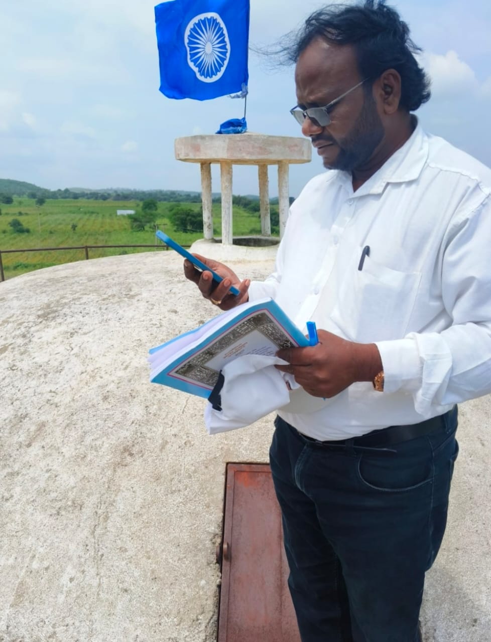 ಹುಲಸೂರ ತಾಲ್ಲೂಕಿನ ಬೇಲೂರ ಗ್ರಾಮದಲ್ಲಿ ನೀರಿನ ಟ್ಯಾಂಕ್‌ ಏರಿ ಸಮೀಕ್ಷೆಗೆ ಪ್ರಯತ್ನ ಪಟ್ಟರು