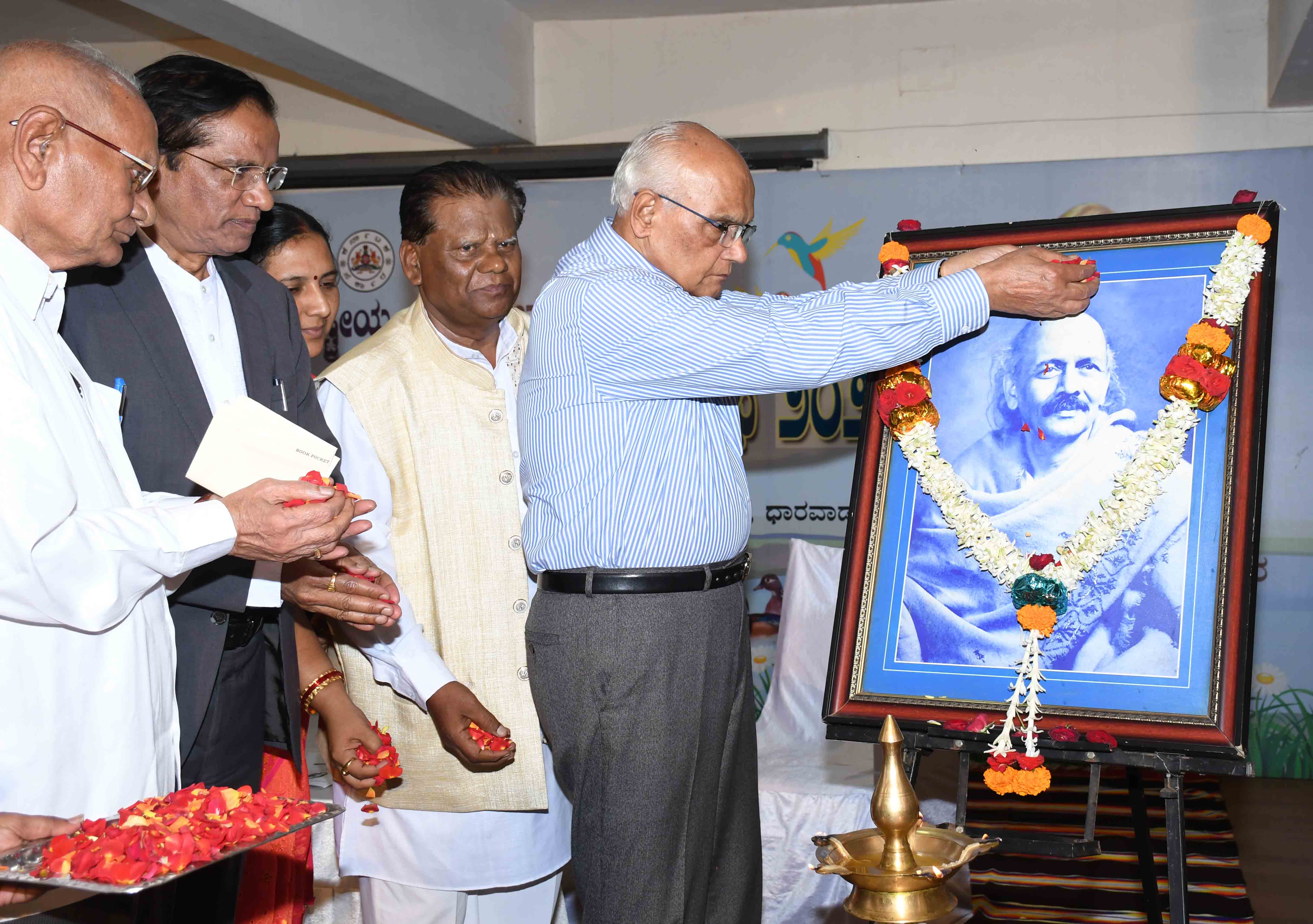 ಧಾರವಾಡದ ಬೇಂದ್ರೆ ಭವನದಲ್ಲಿ 2020ರಲ್ಲಿ ನಡೆದಿದ್ದ ಪ್ರಶಸ್ತಿ ಪ್ರದಾನ ಸಮಾರಂಭದಲ್ಲಿ ಎಸ್‌.ಎಲ್‌.ಭೈರಪ್ಪ ಅವರು ಬೇಂದ್ರೆ ಅವರಿಗೆ ಪುಷ್ಪಾರ್ಪಣೆ ಮಾಡಿದ್ದು
