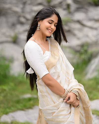 ಸೀರೆ ಧರಿಸಿದ ತಮ್ಮ ಚಿತ್ರಗಳನ್ನು ಸಾಮಾಜಿಕ ಮಾಧ್ಯಮದಲ್ಲಿ ಹಂಚಿಕೊಂಡಿದ್ದಾರೆ  