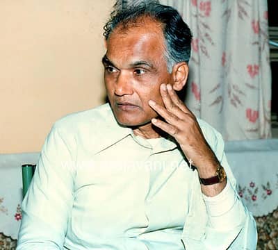 ಭೈರಪ್ಪನವರು ಸಾಮಾನ್ಯವಾಗಿ ವೇದಿಕೆಗಳಲ್ಲಿ ಇದೇ ಭಂಗಿಯಲ್ಲಿ ಕಾಣಿಸಿಕೊಳ್ಳುತ್ತಿದ್ದರು