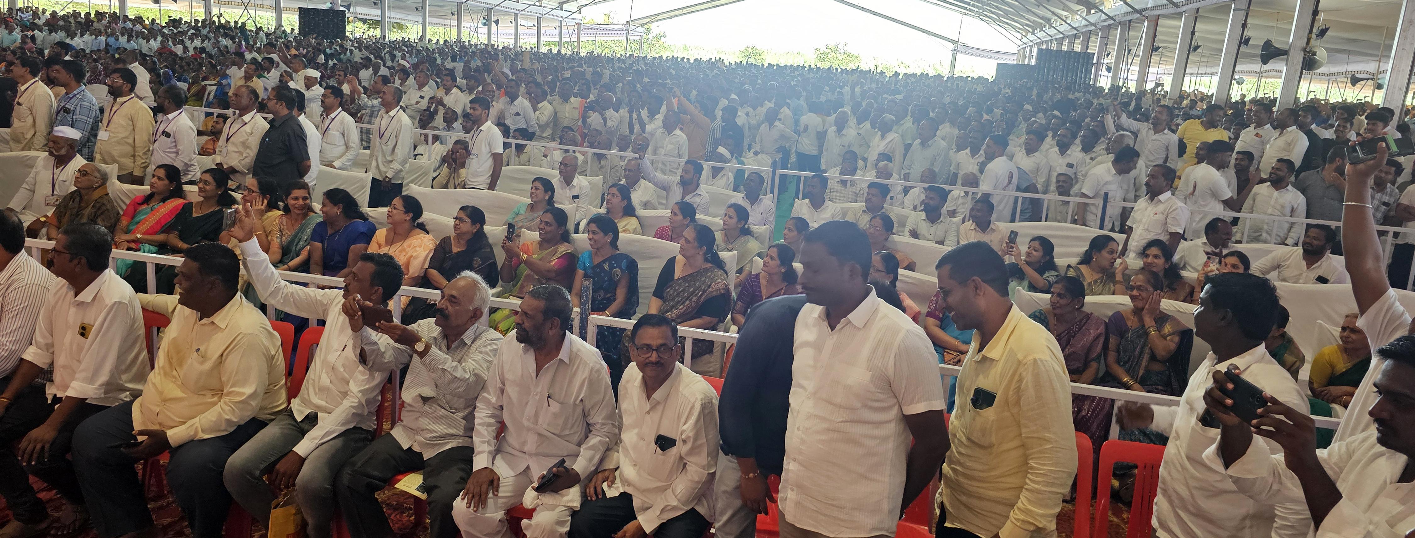 ಹುಕ್ಕೇರಿ ತಾಲ್ಲೂಕಿನ ಬೆಲ್ಲದ ಬಾಗೇವಾಡಿಯ ವಿಶ್ವನಾಥ ಶುಗರ್ ಆವರಣದಲ್ಲಿ ‘ಉಮೇಶ್ ಕತ್ತಿ–ಉತ್ತರ ಕರ್ನಾಟಕದ ಕನಸುಗಾರ’ ಗ್ರಂಥ ಲೋಕಾರ್ಪಣೆ ಕಾರ್ಯಕ್ರಮದಲ್ಲಿ ಬುಧವಾರ ಪಾಲ್ಗೊಂಡಿದ್ದ ಸಾವಿರಾರು ಸಂಖ್ಯೆಯ ಜನಸ್ತೋಮ.