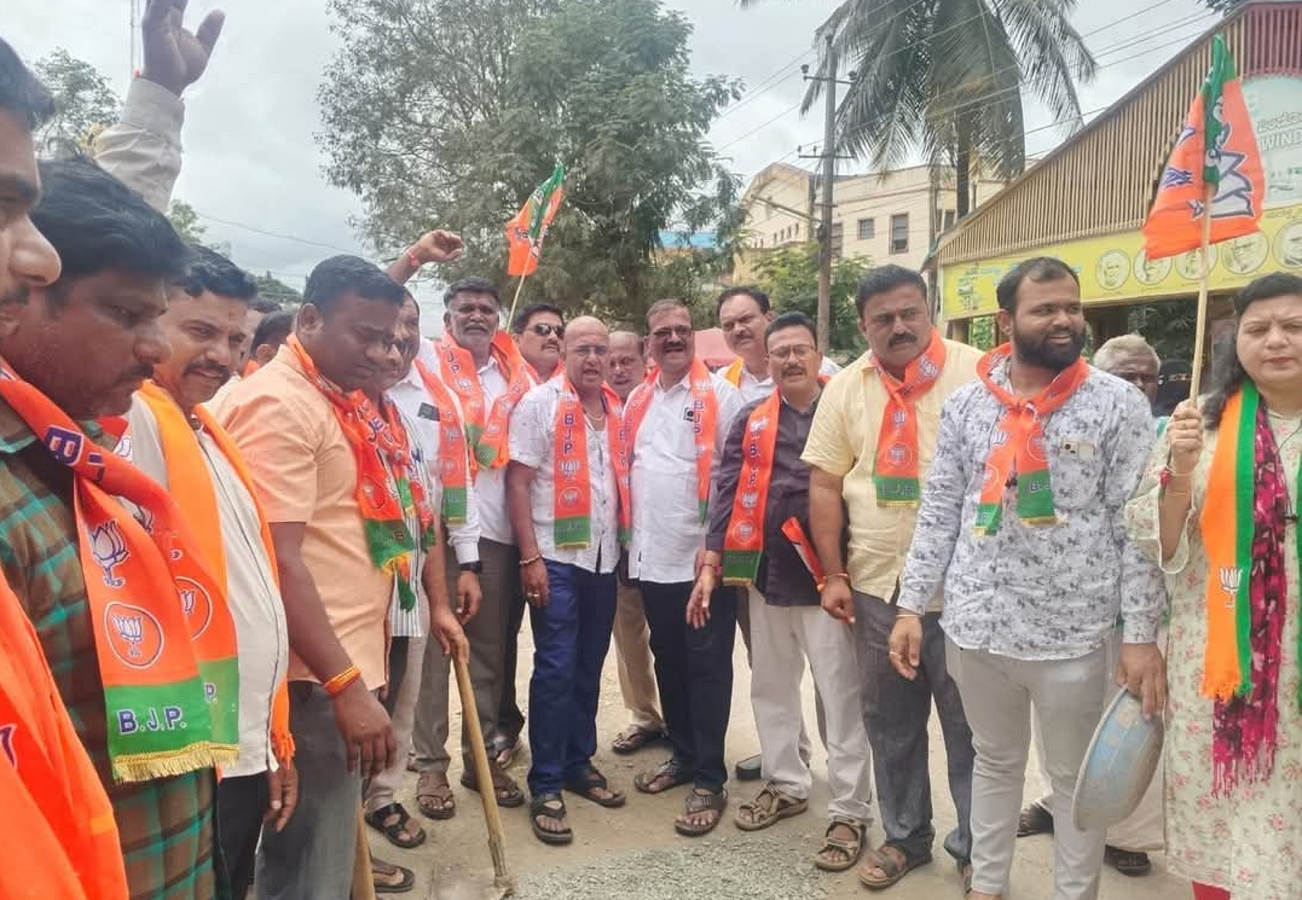 ‘ರಾಜ್ಯದ ಬಹುತೇಕ ರಸ್ತೆಗಳಲ್ಲಿ ಗುಂಡಿಗಳು ಬಿದ್ದಿದ್ದು ಗುಂಡಿ ಮುಚ್ಚಿಸುವಲ್ಲಿ ರಾಜ್ಯ ಸರ್ಕಾರ ವಿಫಲವಾಗಿದೆ’ ಎಂದು ಆರೋಪಿಸಿ ಬಿಜೆಪಿ ಕಾರ್ಯಕರ್ತರು ಹಾವೇರಿಯ ಜಿ.ಎಚ್‌. ಪಟೇಲ್ ವೃತ್ತದಲ್ಲಿ ಬುಧವಾರ ಪ್ರತಿಭಟನೆ ನಡೆಸಿದರು 