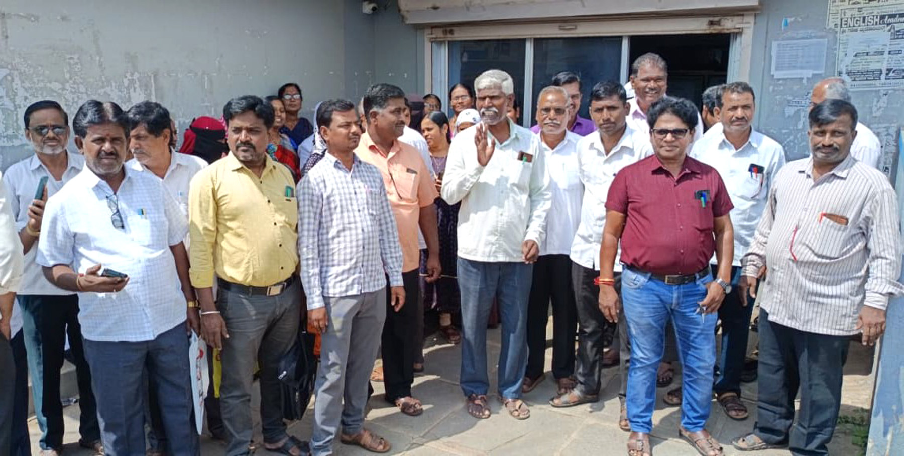 ಫೋಟೋ:24-ಎಂ.ಬಿ.ಎಲ್‌01ಎ ಮುದ್ದೇಬಿಹಾಳ ಪಟ್ಟಣದ ಹಿಂದುಳಿದ ವರ್ಗಗಳ ಕಲ್ಯಾಣ ಇಲಾಖೆಯ ಕಚೇರಿ ಮುಂದೆ ಬುಧವಾರ ಬೆಳಗ್ಗೆ 11.30ರವರೆಗೂ ಜಮಾಯಿಸಿದ್ದ ಸಮೀಕ್ಷೆದಾರರು ಸಮೀಕ್ಷೆ ಸಮಯದಲ್ಲಿ ಎದುರಿಸುತ್ತಿರುವ ಸಮಸ್ಯೆಗಳನ್ನು ಬಿಚ್ಚಿಟ್ಟರು.
