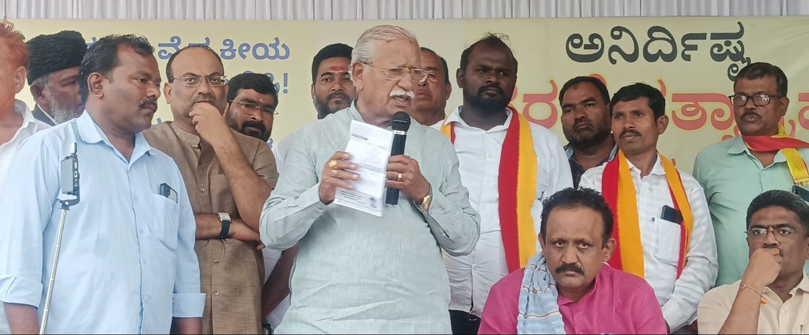 ವಿಜಯಪುರದಲ್ಲಿ ಸರ್ಕಾರಿ ವೈದ್ಯಕೀಯ ಕಾಲೇಜು ಸ್ಥಾಪಿಸಬೇಕು ಎಂದು ಆಗ್ರಹಿಸಿ ನಡೆಯುತ್ತಿರುವ ಧರಣಿ ಸತ್ಯಾಗ್ರಹ ಸ್ಥಳಕ್ಕೆ ಸಂಸದ ರಮೇಶ ಜಿಗಜಿಣಗಿ ಬುಧವಾರ ಭೇಟಿ ನೀಡಿ ಬೆಂಬಲ ವ್ಯಕ್ತಪಡಿಸಿ ಮಾತನಾಡಿದರು