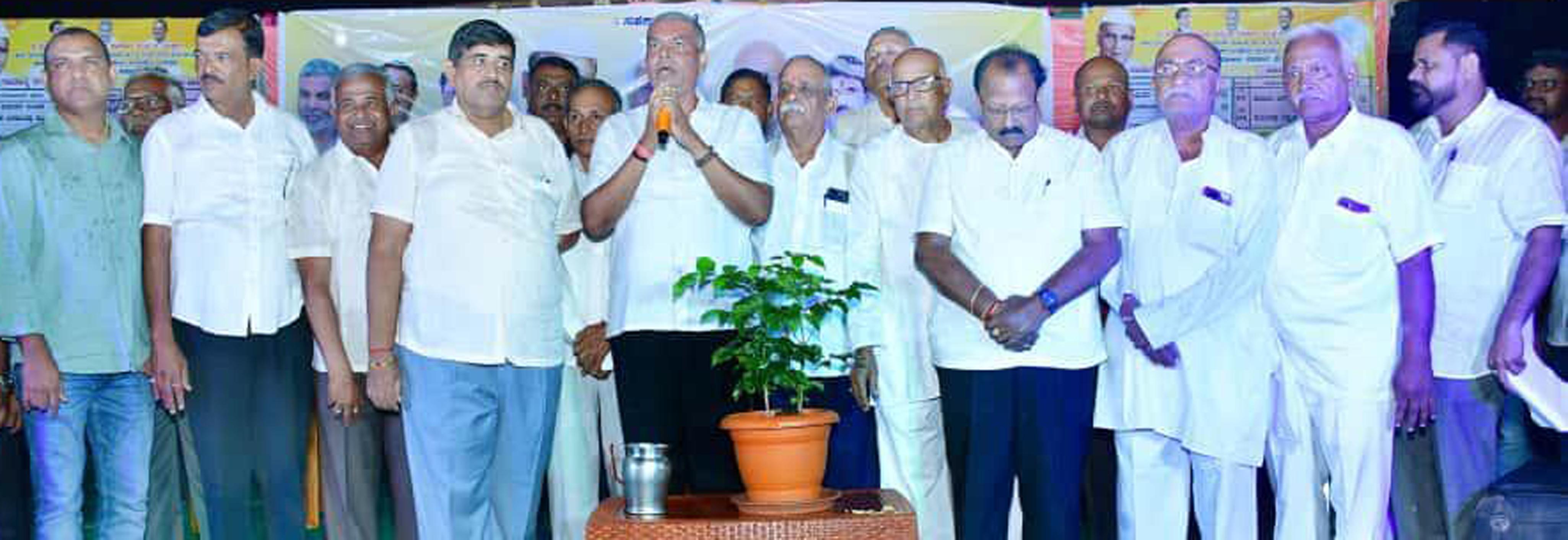 ಹುಕ್ಕೇರಿ ಗ್ರಾಮೀಣ ವಿದ್ಯುತ್ ಸಹಕಾರ ಸಂಘದ ಚುನಾವಣೆ ಪ್ರಚಾರಾರ್ಥವಾಗಿ ಶಾಸಕ ಬಾಲಚಂದ್ರ ಜಾರಕಿಹೊಳಿ ಅವರು ಘೋಡಗೇರಿ ಗ್ರಾಮದಲ್ಲಿ ಕಾರ್ಯಕರ್ತರ ಸಭೆ ಉದ್ದೇಶಿಸಿ ಮಂಗಳವಾರ ಮಾತನಾಡಿದರು.