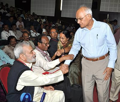 ಧಾರವಾಡ ಸಾಹಿತ್ಯ ಸಂಭ್ರಮದಲ್ಲಿ ಯು.ಆರ್. ಅನಂತಮೂರ್ತಿ ಅವರೊಂದಿಗೆ ಹಸ್ತಲಾಘವ