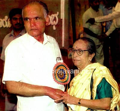 ಖ್ಯಾತ ಸಂಗೀತಗಾರ್ತಿ ಗಂಗೂಬಾಯಿ ಹಾನಗಲ್ ಅವರೊಂದಿಗೆ