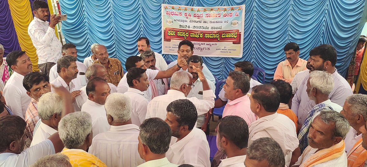 ಕೊರಟಗೆರೆ:‌ ಪಹಣಿಯಲ್ಲಿ ಸಾಲ ಉಲ್ಲೇಖ: ರೈತರ ಆಕ್ರೋಶ 