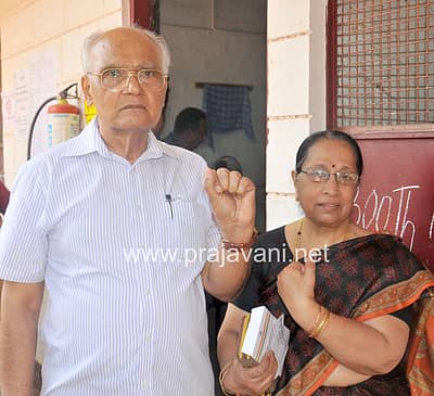‘ಮತದಾನ’ ಮಾಡಿದ ಬಳಿಕ ಮಾಧ್ಯಮಗಳ ಕ್ಯಾಮೆರಾ ಕಣ್ಣಲ್ಲಿ ಭೈರಪ್ಪ ದಂಪತಿ
