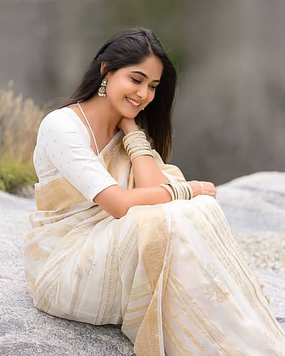 ಬಳೆ ತೊಟ್ಟು, ಬಿಂದಿ ಇಟ್ಟು, ಜುಮುಕಿ ಹಾಕಿ ಸೀರೆಯಲ್ಲಿ ಮೋಕ್ಷಿತಾ ಕಂಗೊಳಿಸಿದ್ದಾರೆ