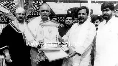 ಸಿದ್ಧರಾಮಯ್ಯನವರಿಂದ ಸನ್ಮಾನ ಸ್ವೀಕರಿಸುತ್ತಿರುವುದು