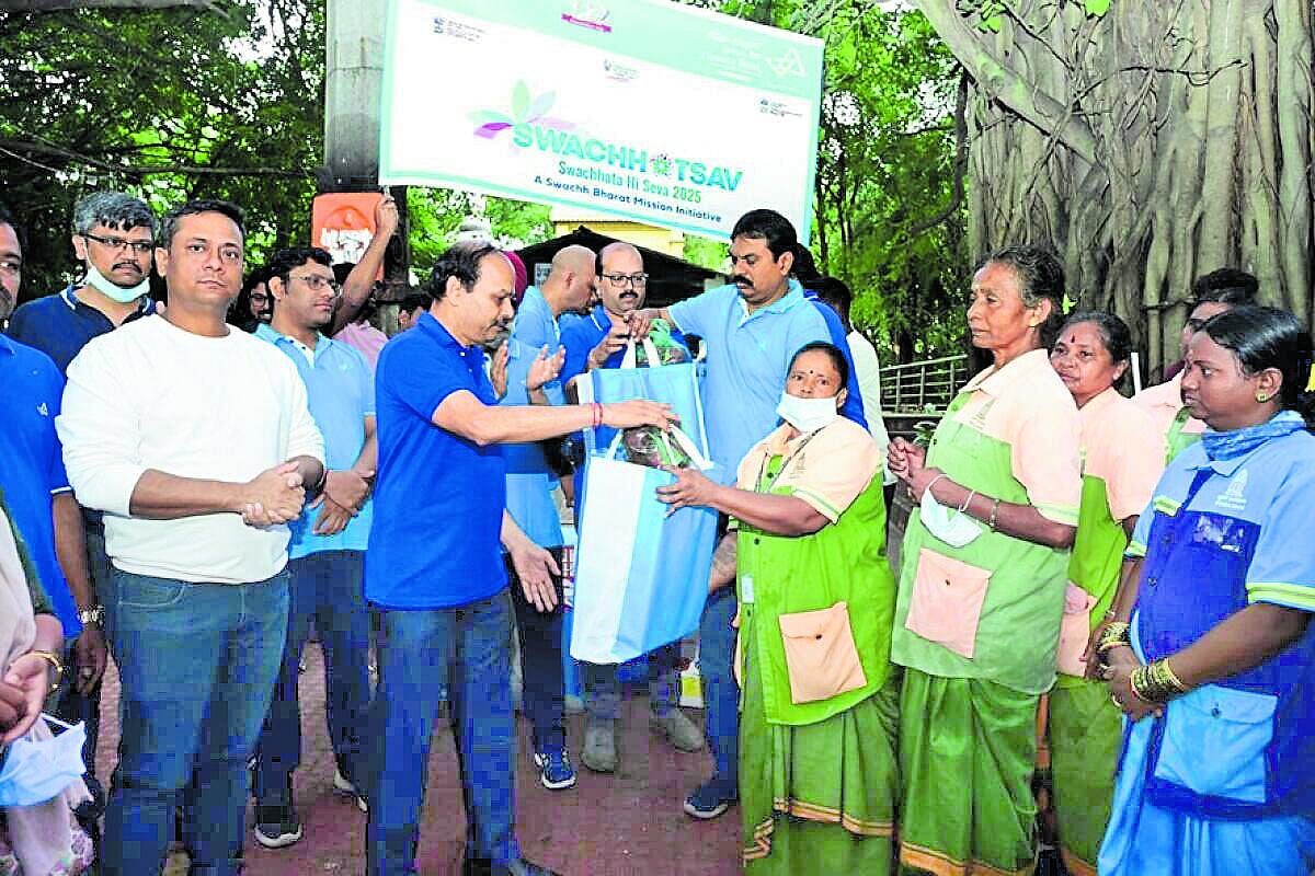 ಬೆಂಗಳೂರು: ಪೌರಕಾರ್ಮಿಕರಿಗೆ ಸುರಕ್ಷತಾ ಕಿಟ್ ವಿತರಣೆ