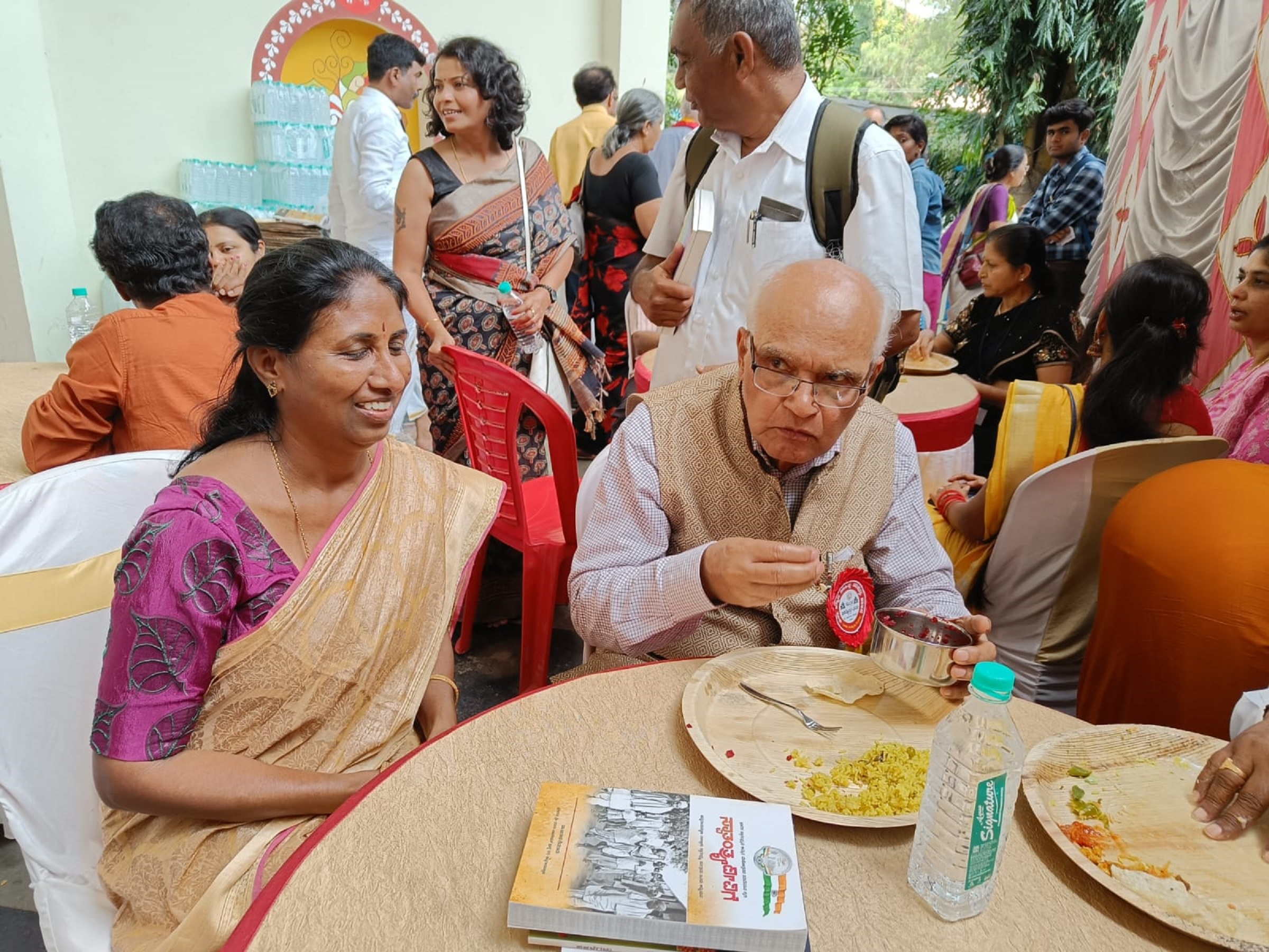 ಹಾಸನದಲ್ಲಿ ಜರುಗಿದ ಹೊಯ್ಸಳ ಸಾಹಿತ್ಯೋತ್ಸವದಲ್ಲಿ ಭಾಗವಹಿಸಿದ್ದ ಎಸ್‌.ಎಲ್‌. ಭೈರಪ್ಪ ಅವರು ಸಾಮಾನ್ಯರಂತೆ ಉಪಾಹಾರ ಸೇವಿಸಿದರು. ಅನನ್ಯ ಟ್ರಸ್ಟ್ ಅಧ್ಯಕ್ಷೆ ಕೆ.ಟಿ. ಜಯಶ್ರೀ ಇದ್ದರು.