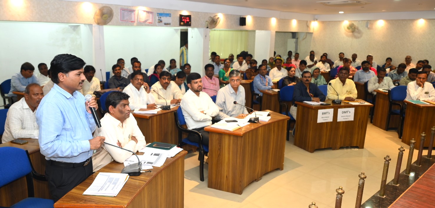ಸಭೆಯಲ್ಲಿ ಪರಿಶಿಷ್ಟ ವರ್ಗಗಳ ಕಲ್ಯಾಣಧಿಕಾರಿ ಬಳಿರಾಮ್‌ ಕುಶಾಲರಾವ್ ಮಾತನಾಡಿದರು