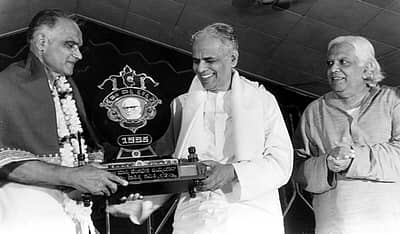 ಸುಪ್ರೀಂ ಕೋರ್ಟ್‌ನ ನಿವೃತ್ತ ನ್ಯಾಯಮೂರ್ತಿ ಇ.ಎಸ್. ವೆಂಕಟರಾಮಯ್ಯ ಅವರಿಂದ ಮಾಸ್ತಿ ಪ್ರಶಸ್ತಿ ಪಡೆದಾಗ...ಹಾ.ಮಾ. ನಾಯಕ ಅವರು ಚಿತ್ರದಲ್ಲಿದ್ದಾರೆ. 