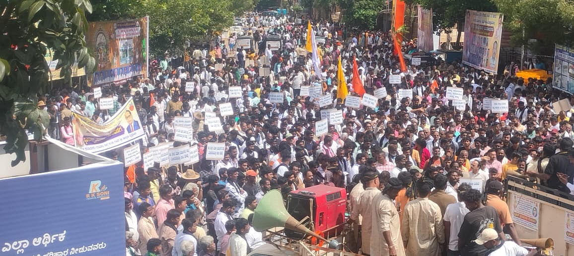ಕುರುಬ ಸಮುದಾಯ ಎಸ್‌ಟಿಗೆ: ಪ್ರಸ್ತಾವ ವಿರೋಧಿಸಿ ಹೊಸಪೇಟೆಯಲ್ಲಿ ಪ್ರತಿಭಟನೆ