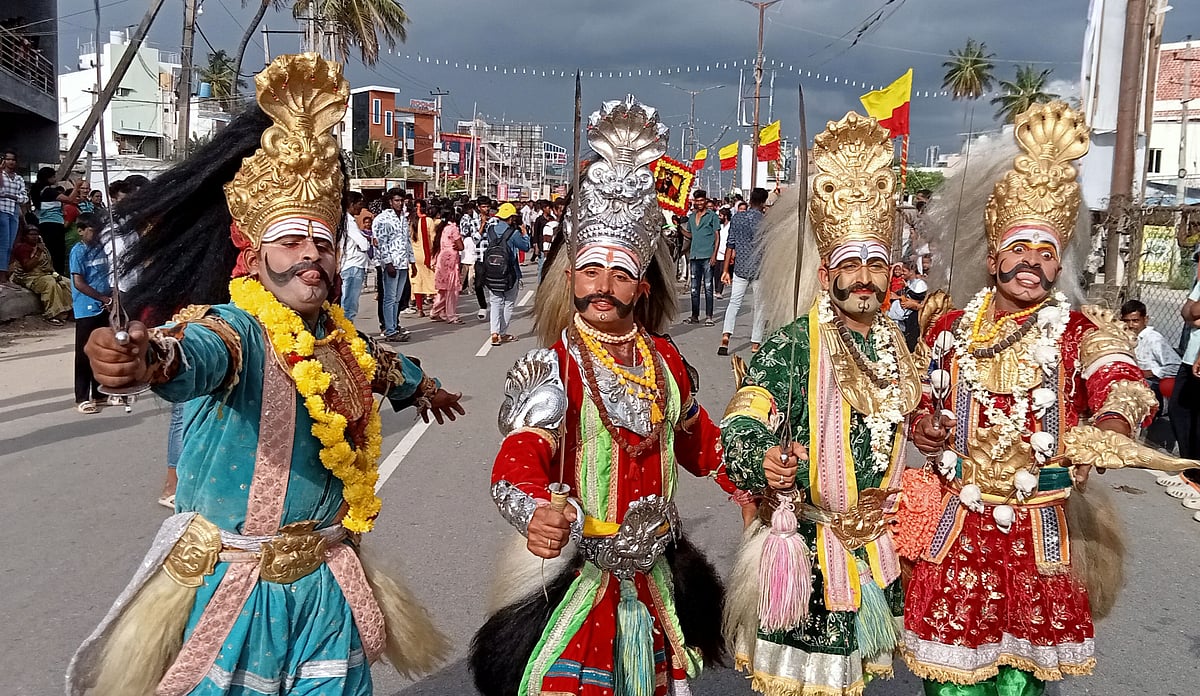 ಶ್ರೀರಂಗಪಟ್ಟಣ ದಸರಾ–2025: ಮೆರವಣಿಗೆಯಲ್ಲಿ ಜಾನಪದ ಕಲೆಯ ವೈಭೋಗ