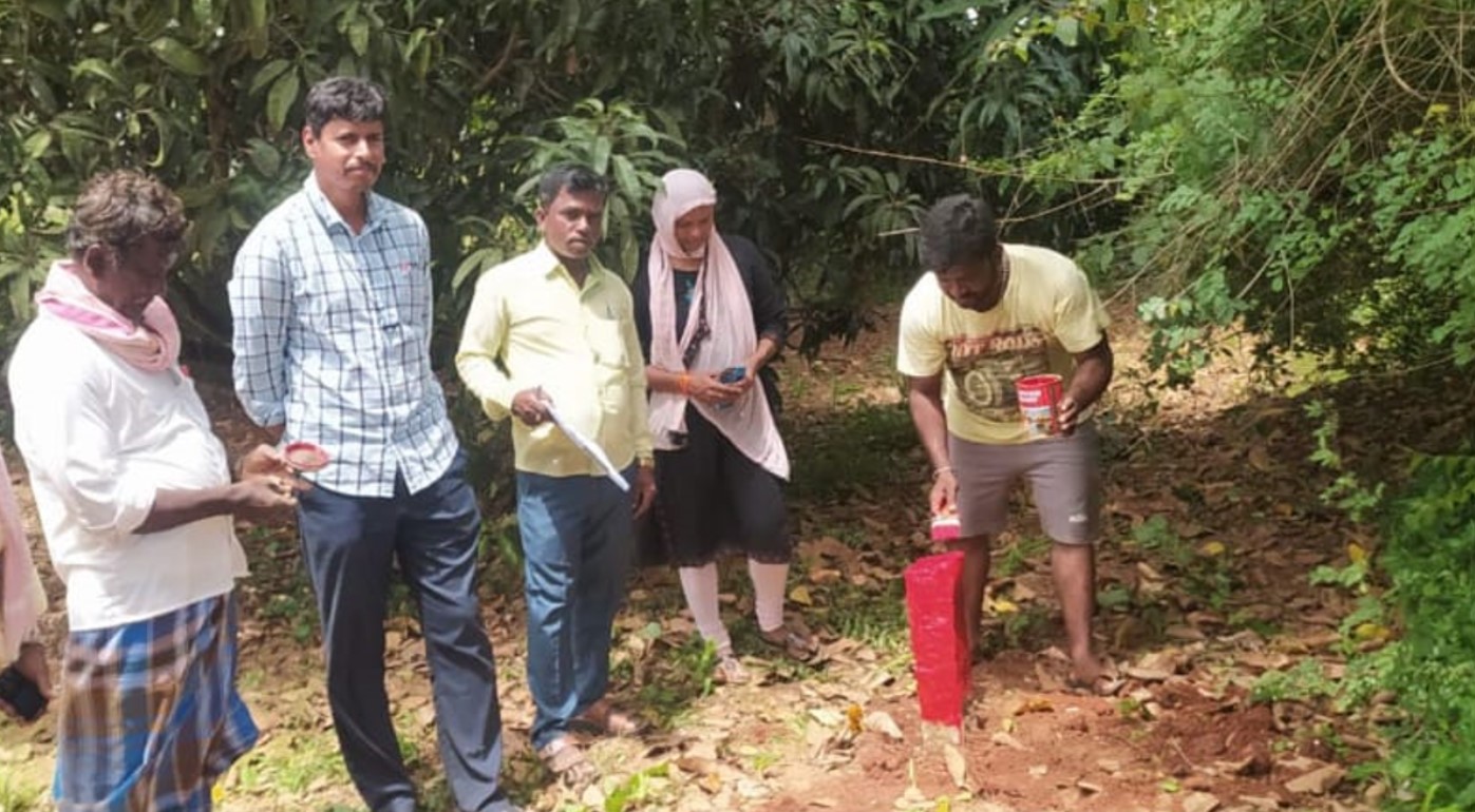 ಕೆರೆ ಪ್ರದೇಶದ ಒತ್ತುವರಿ ತೆರವು ಬಳಿಕ ಕೆರೆಯ ಗಡಿಯಲ್ಲಿ ಕಲ್ಲು ನೆಟ್ಟಿ ಬಣ್ಣ ಬಳಿಯಲಾಯಿತು
