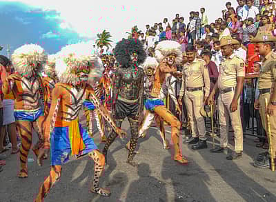ಜಂಬೂ ಸವಾರಿ ಮೆರವಣಿಗೆಯಲ್ಲಿ ಗಮನ ಸೆಳೆದ  ಹುಲಿವೇಷ 