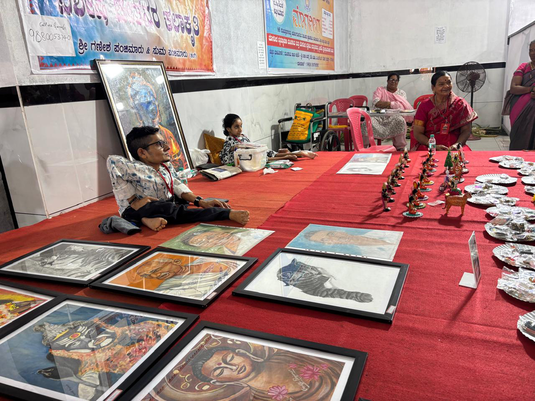ಕುಬ್ಜ ಅಣ್ಣ ತಂಗಿಯರು ರಚಿಸಿದ ವಸ್ತು ಪ್ರದರ್ಶನ.