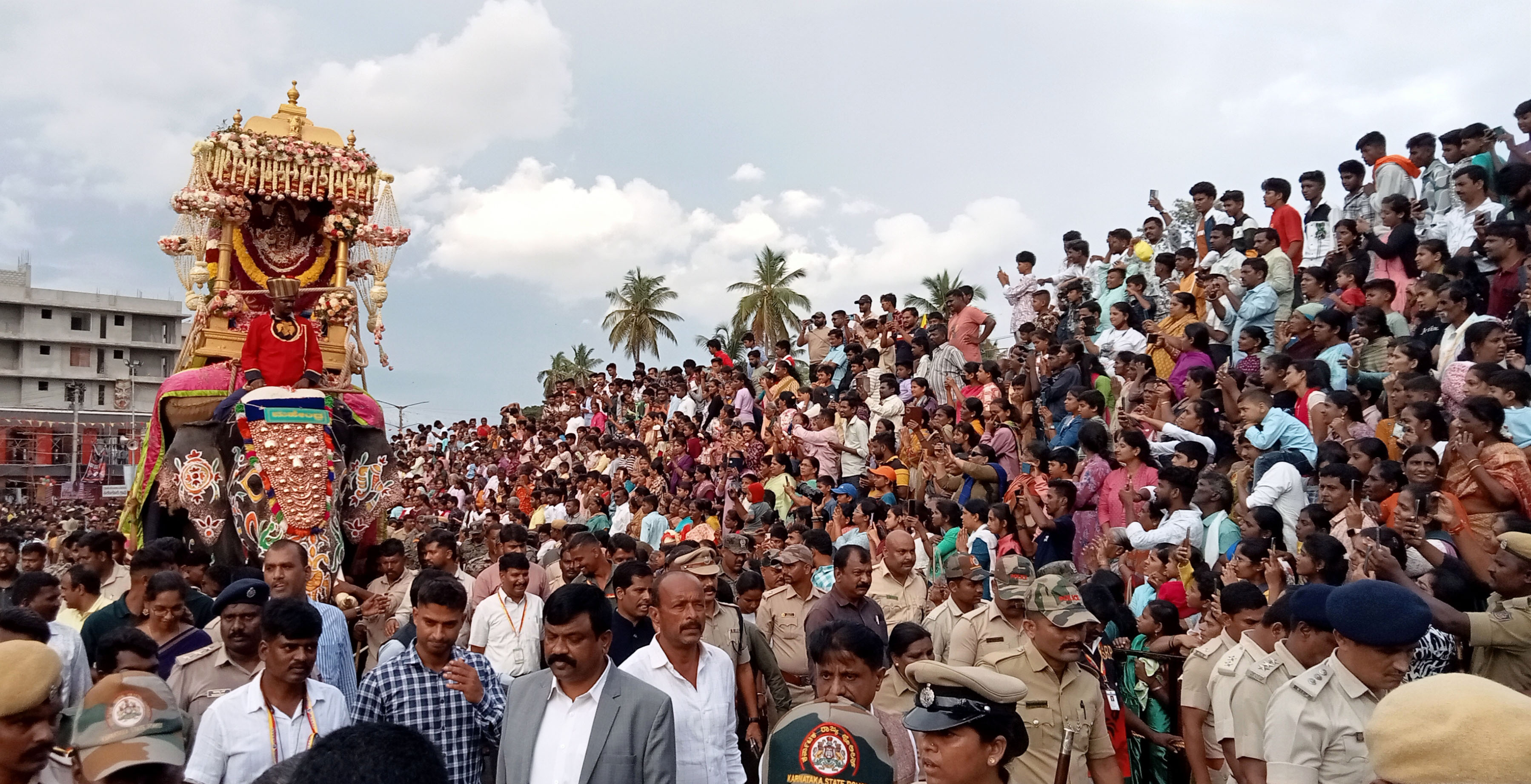 ಶ್ರೀರಂಗಪಟ್ಟಣದಲ್ಲಿ ಗುರುವಾರ ದಸರಾ ಉತ್ಸವ ಆರಂಭವಾಗಿದ್ದು ಮೊದಲ ದಿನ ನಡೆದ ಜಂಬೂಸವಾರಿಯನ್ನು ಸಹಸ್ರಾರು ಮಂದಿ ಕಣ್ತುಂಬಿಕೊಂಡರು