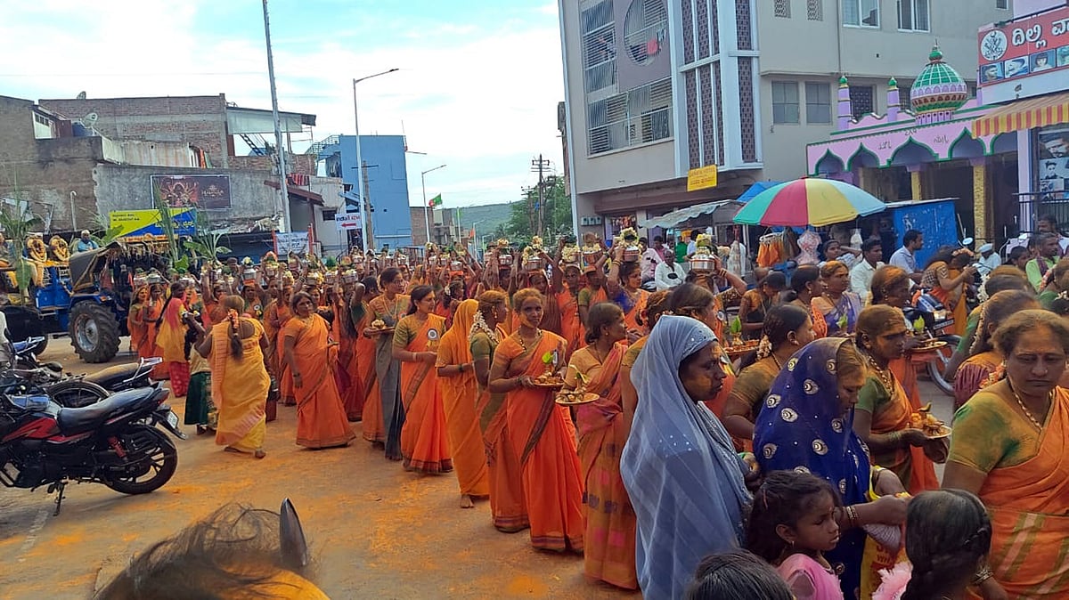 ಮೂರ್ತಿ ಪ್ರತಿಷ್ಠಾಪನೆ; ಅದ್ದೂರಿ ಮೆರವಣಿಗೆ
