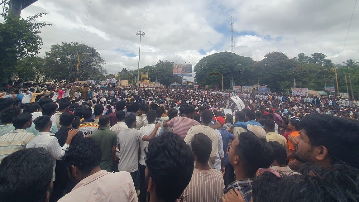 ಧಾರವಾಡ: ಹುದ್ದೆಗಳ ಭರ್ತಿಗೆ ಆಗ್ರಹಿಸಿ ಪ್ರತಿಭಟನೆ