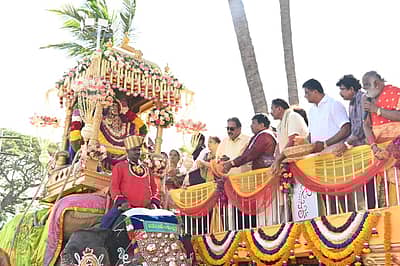 ಶ್ರೀರಂಗಪಟ್ಟಣ ದಸರಾ: ಜಂಬೂಸವಾರಿ ಮೆರವಣಿಗೆಗೆ ಟಿ.ಎಸ್‌.ನಾಗಾಭರಣ ಚಾಲನೆ