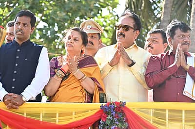 ಶ್ರೀರಂಗಪಟ್ಟಣ ದಸರಾ: ಜಂಬೂಸವಾರಿ ಮೆರವಣಿಗೆಗೆ ಟಿ.ಎಸ್‌.ನಾಗಾಭರಣ ಚಾಲನೆ. ಜಿಲ್ಲಾ ಉಸ್ತುವಾರಿ ಸಚಿವ ಎನ್‌.ಚಲುವರಾಯಸ್ವಾಮಿ, ಶಾಸಕರಾದ ರಮೇಶ ಬಂಡಿಸಿದ್ದೇಗೌಡ, ಪಿ.ರವಿಕುಮಾರ್‌ ಪಾಲ್ಗೊಂಡಿದ್ದರು.