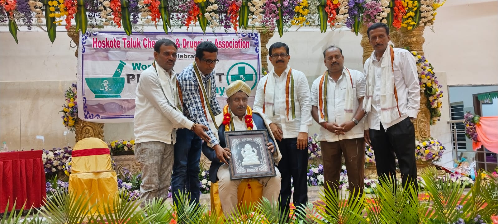 ನಗರದ ಪದ್ಮಾವತಿ ಕಲ್ಯಾಣ ಮಂಟಪದಲ್ಲಿ ನಡೆದ ತಾಲ್ಲೂಕು ಕೆಮಿಸ್ಟ್ ಅಂಡ್ ಡ್ರಗ್ಗಿಸ್ಟ್ ಅಸೋಸಿಯೇಷನ್ ವತಿಯಿಂದ ಜಿಲ್ಲಾ ಕರ್ನಾಟಕ ಸರ್ಕಾರವು ‘ಜಿಲ್ಲಾ ಬೆಸ್ಟ್ ಡ್ರಗ್ಸ್ ಕಂಟ್ರೋಲರ್’ ಎಂಬ ಪ್ರಶಸ್ತಿ ನೀಡಿರುವ ಗಣೇಶ್ ಬಾಬು ಅವರನ್ನು ಸನ್ಮಾನಿಸಲಾಯಿತು