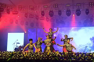 ಶ್ರೀರಂಗಪಟ್ಟಣ ದಸರಾ ಕಾರ್ಯಕ್ರಮದಲ್ಲಿ ಮೊದಲ ದಿನವಾದ ಗುರುವಾರ ಹಿನ್ನೆಲೆ ಗಾಯಕ ರಾಜೇಶ್‌ ಕೃಷ್ಣನ್‌ ಮತ್ತು ತಂಡ ಸಂಗೀತ ಕಾರ್ಯಕ್ರಮ ನಡೆಸಿಕೊಟ್ಟಿತು. ರಾಜೇಶ್‌ ಅವರ ಸುಮಧುರ ಗಾಯನಕ್ಕೆ ಪ್ರೇಕ್ಷಕರು ಮನಸೋತರು