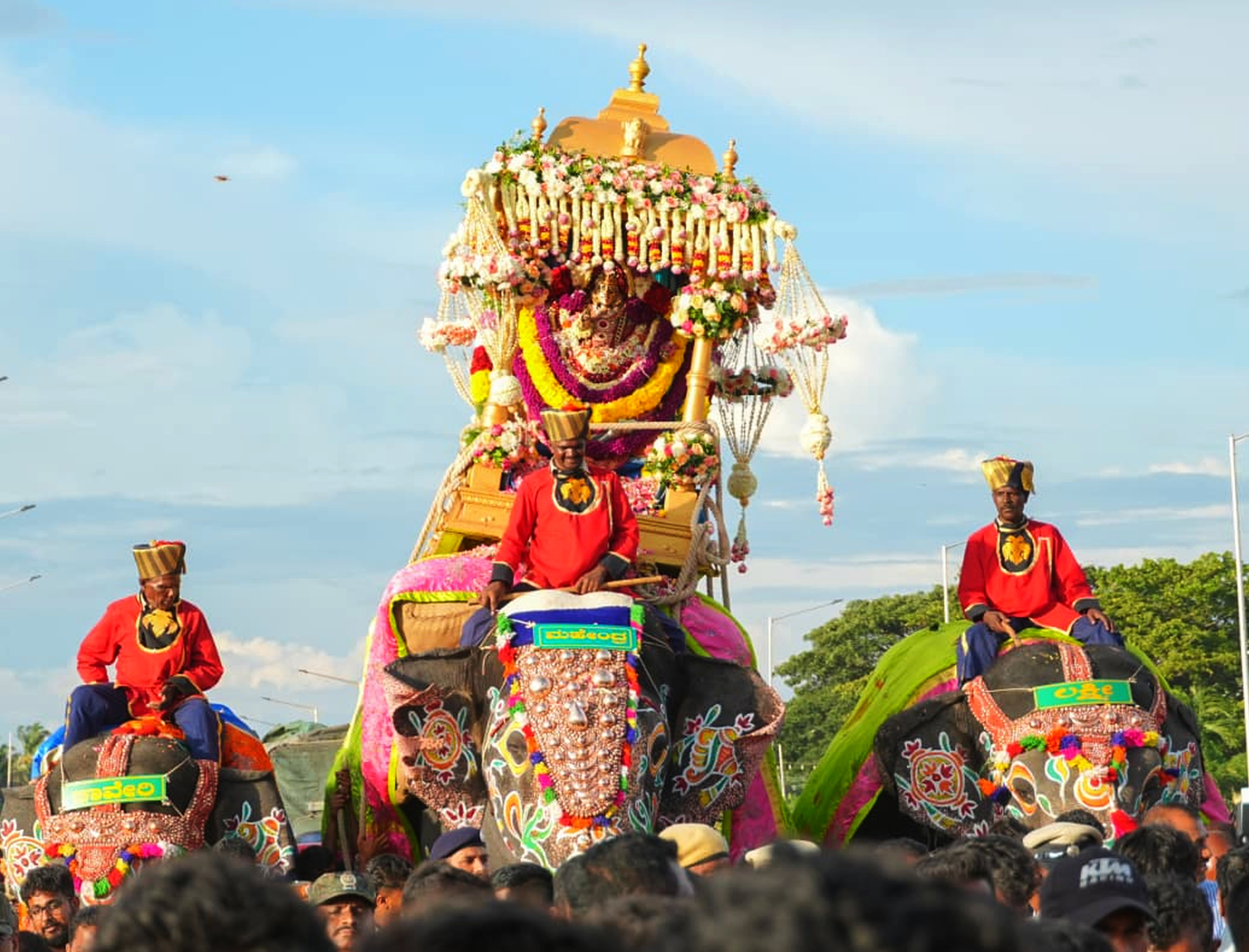 ಜಂಬೂಸವಾರಿ ಮೆರವಣಿಗೆಯಲ್ಲಿ ಅಂಬಾರಿ ಹೊತ್ತ ಮಹೇಂದ್ರನ ಜೊತೆ ಕುಮ್ಕಿ ಆನೆಗಳಾಗಿ ಲಕ್ಷ್ಮಿ ಕಾವೇರಿ ಸಾಗಿದ ಮನೋಹರ ದೃಶ್ಯ 