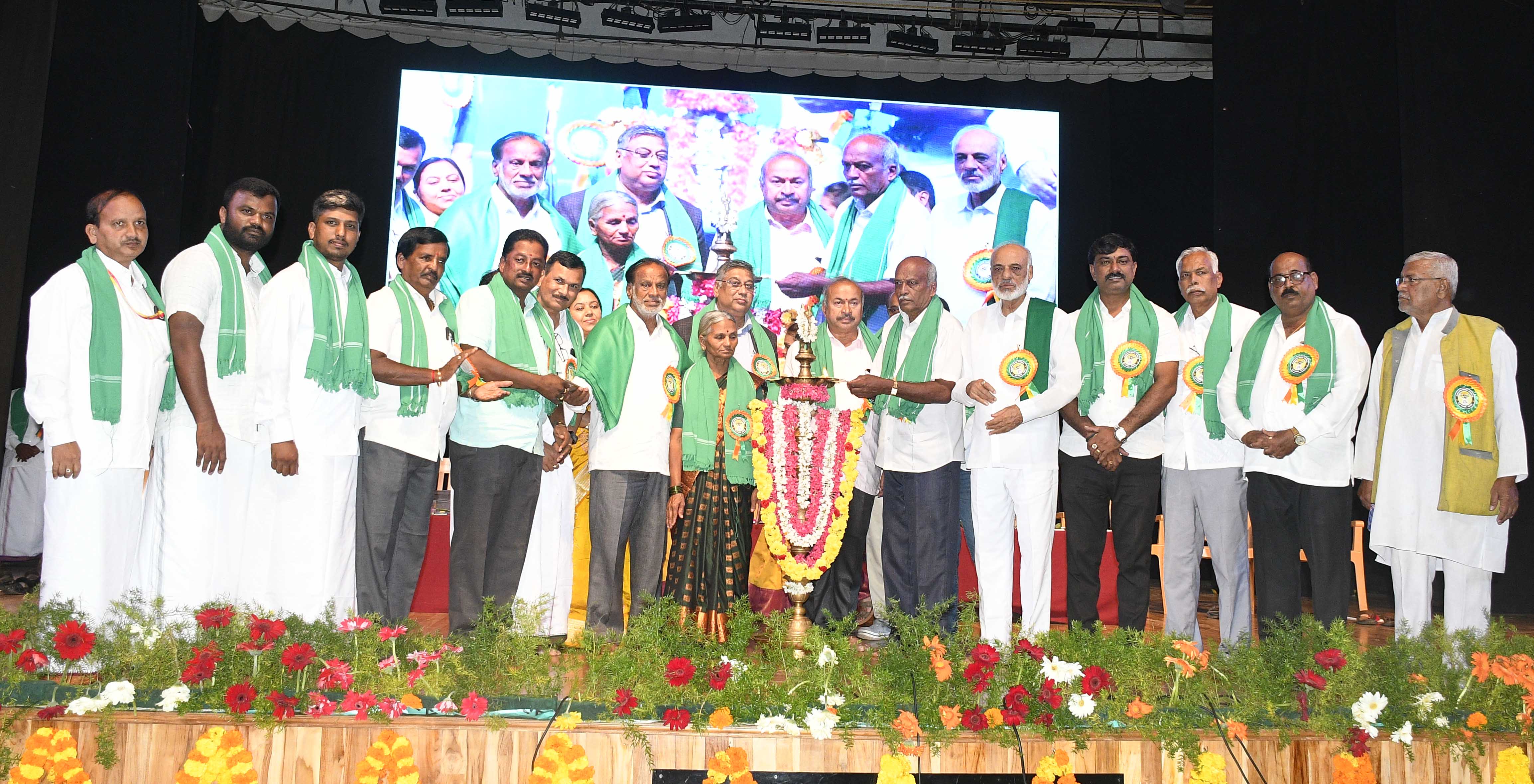 ಶಿವಮೊಗ್ಗ ಕುವೆಂಪು ರಂಗಮಂದಿರಲ್ಲಿ ಗುರುವಾರ ಆಯೋಜಿಸಿದ್ದ ರೈತ ದಸರಾದ ವೇದಿಕೆ ಕಾರ್ಯಕ್ರಮವನ್ನು ಪ್ರಗತಿಪರ ರೈತ ಈರಪ್ಪ ನಾಯ್ಕ ಉದ್ಘಾಟಿಸಿದರು