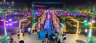 ‘ಕಾವೇರಿ ಆರತಿ’ ಕಾರ್ಯಕ್ರಮದ ಅಂಗವಾಗಿ ಮಂಡ್ಯ ಜಿಲ್ಲೆಯ ಶ್ರೀರಂಗಪಟ್ಟಣ ತಾಲ್ಲೂಕಿನ ಕೆಆರ್‌ಎಸ್‌ ಬೃಂದಾವನವನ್ನು ವಿದ್ಯುದ್ದೀಪಗಳಿಂದ ವಿಶೇಷವಾಗಿ ಅಲಂಕರಿಸಲಾಗಿದೆ